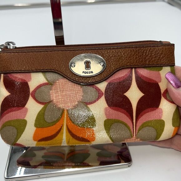 Fossil Key-Per Retro Flower Wristlet - Picture 3 of 7